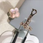 [Eternal Jewelry]CLOVER MEDIUM 1 MOTIFS  PINK MOP DIAMOND EARRINGS - Image 3
