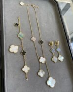 [Eternal Jewelry]CLOVER 3 MOTIF MOP ONYX DARK MOP PINK GOLD EARRINGS - Image 4