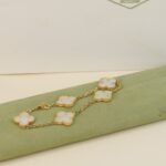 [Eternal Jewelry]CLOVER  5 MOTIF WHITE MOP BRACELET - Image 3